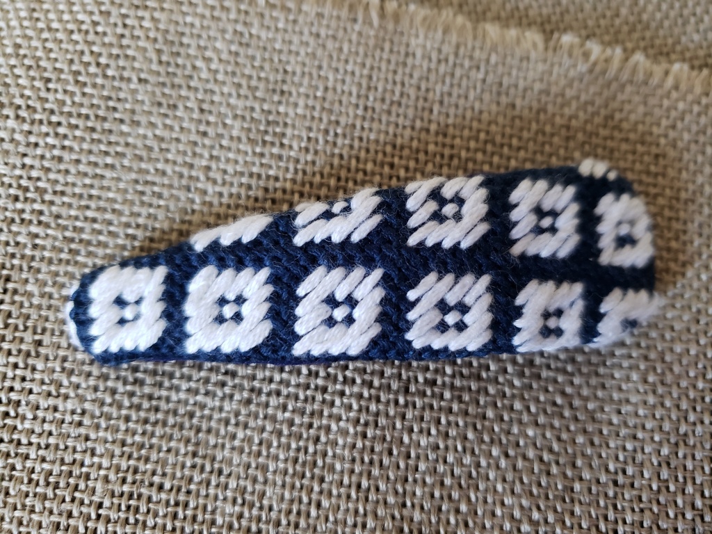 こぎん刺し　くるみパッチンピン大　はなこ　白