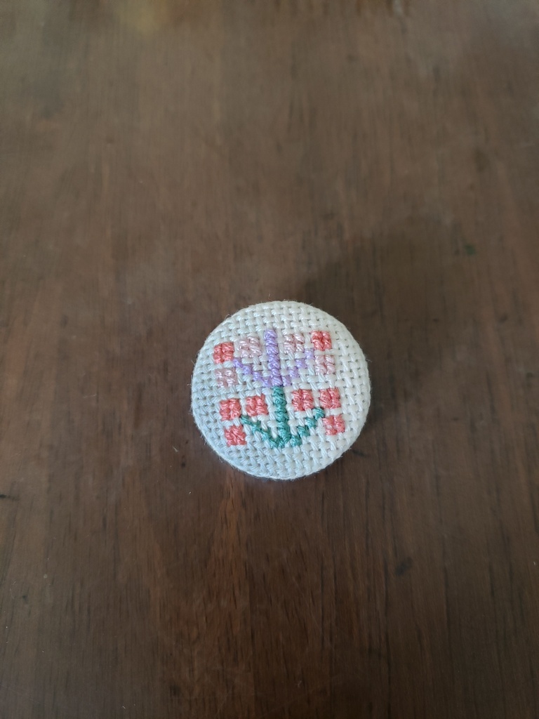 パレスチナ刺繍　ガリラヤの花　くるみボタンのブローチ　中　オレンジ系/生成地