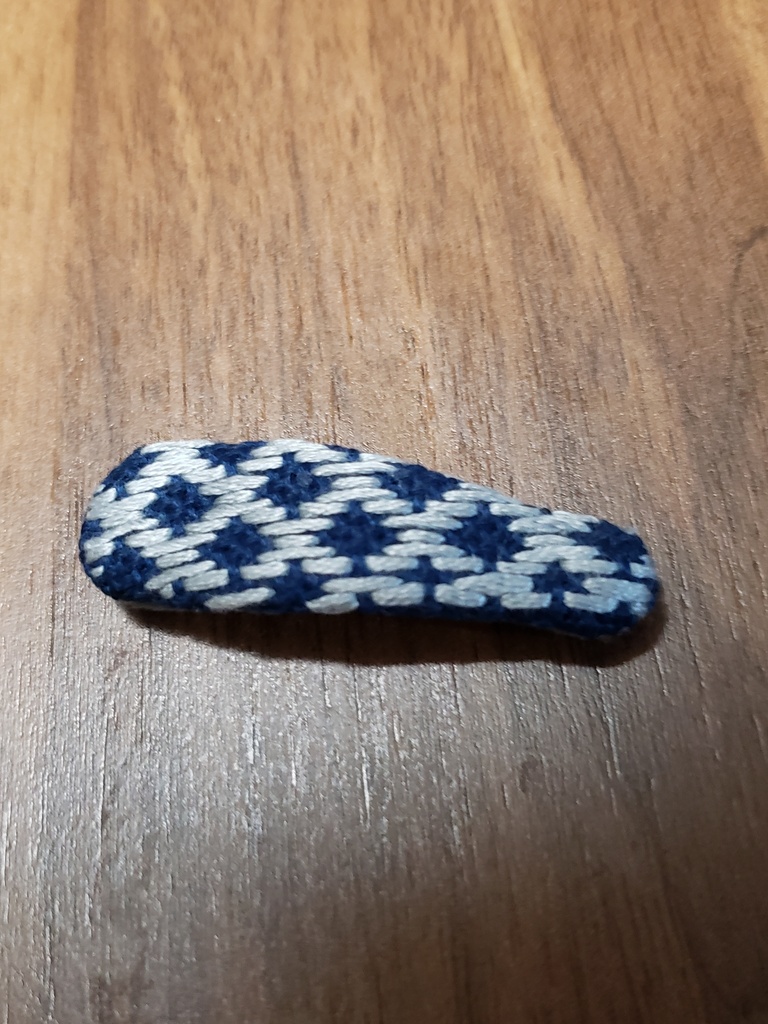 こぎん刺し　くるみパッチンピン　小　まめこの連続　銀/紺地