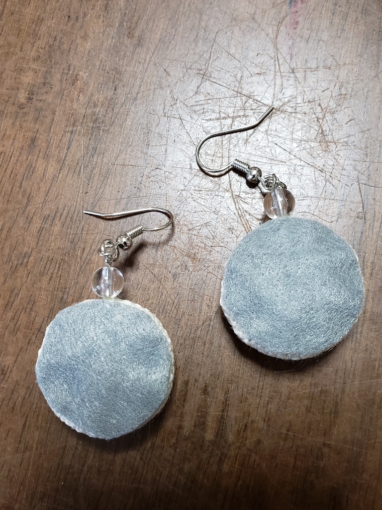 こぎん刺し タイツこごりのくるみボタン ゆらゆらピアス・イヤリング 薄氷