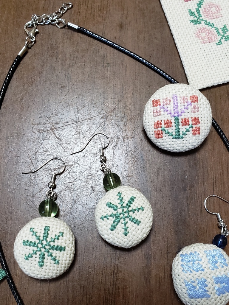 パレスチナ刺繡 イヤリングモチーフ くるみボタンのゆらゆらピアス・イヤリング 緑