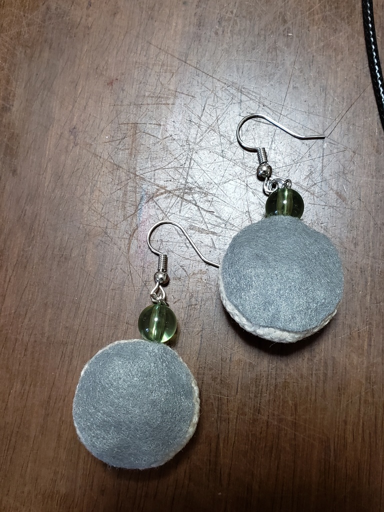 パレスチナ刺繡 イヤリングモチーフ くるみボタンのゆらゆらピアス・イヤリング 緑