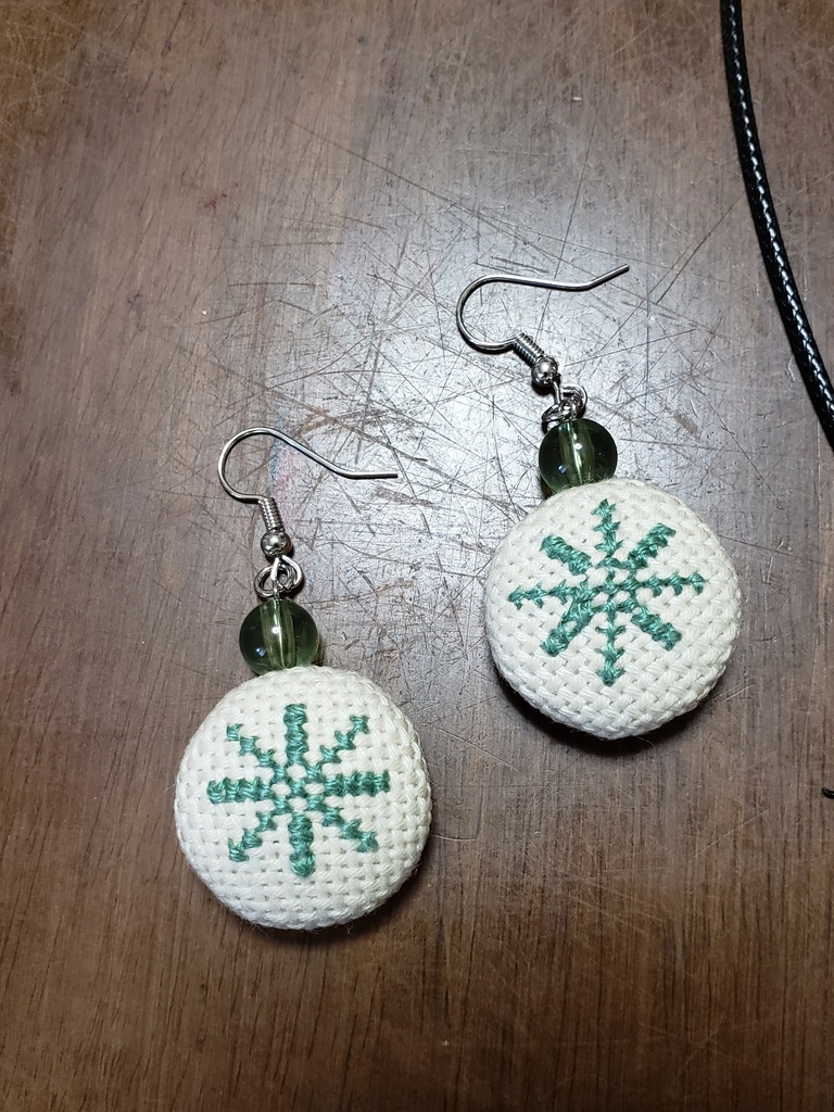 パレスチナ刺繡　イヤリングモチーフ　くるみボタンのゆらゆらピアス・イヤリング　緑