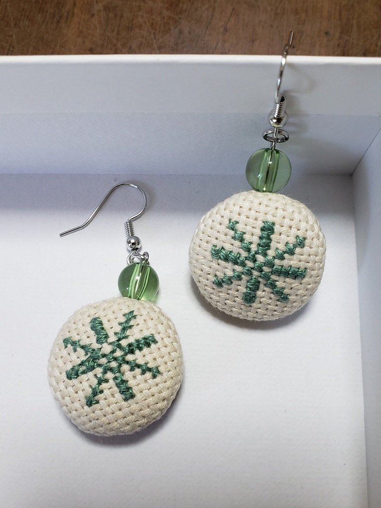 パレスチナ刺繡 イヤリングモチーフ くるみボタンのゆらゆらピアス・イヤリング 緑