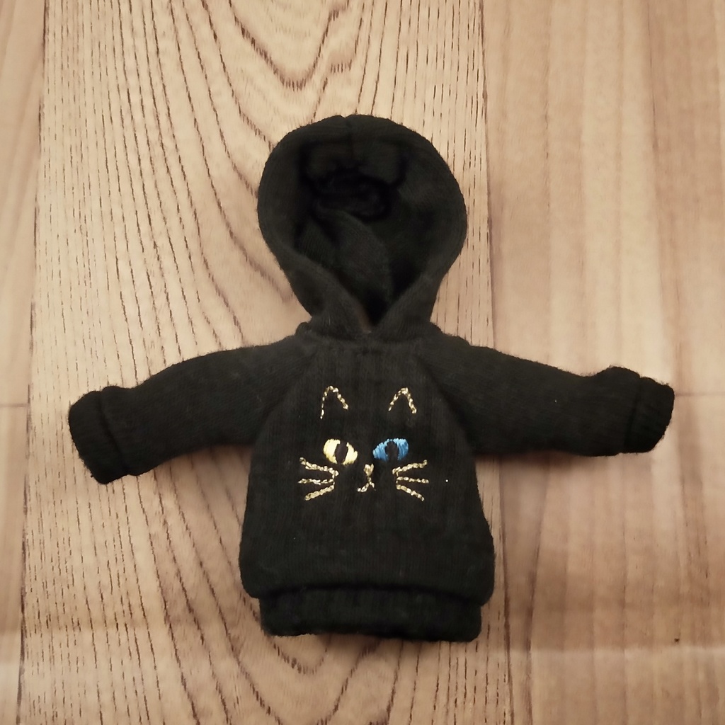 *オビツ11 フード付きネコ柄トレーナー(黒地) ドール服 ねんどろいどどーる*