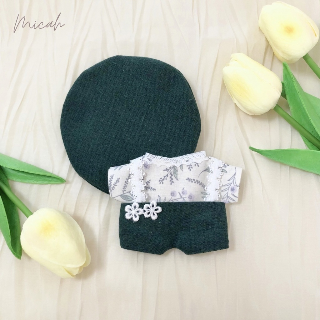 ダークグリーンのズボンとお花のお洋服