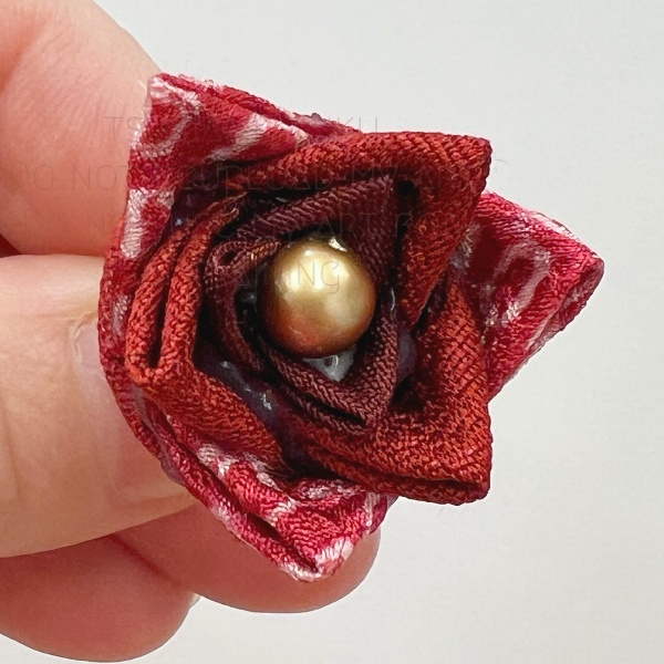 【おうちつまみ細工】第十三回「角バラ」ピンブローチ