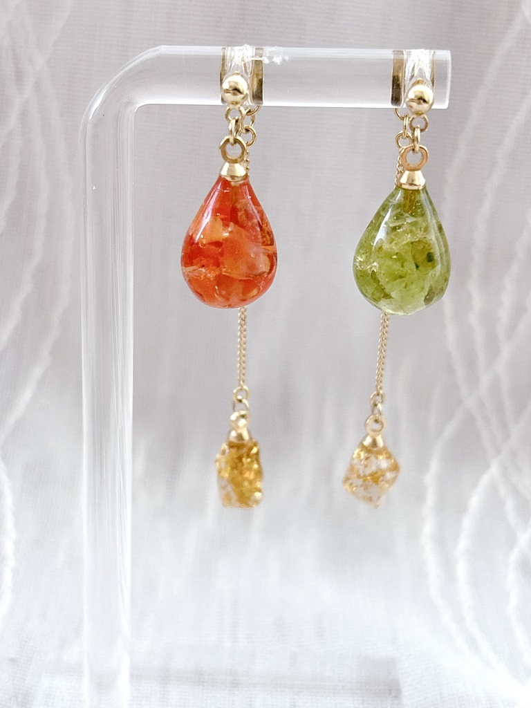 【ピアス】オレンジとグリーンの天然石ゆらゆら耳飾り