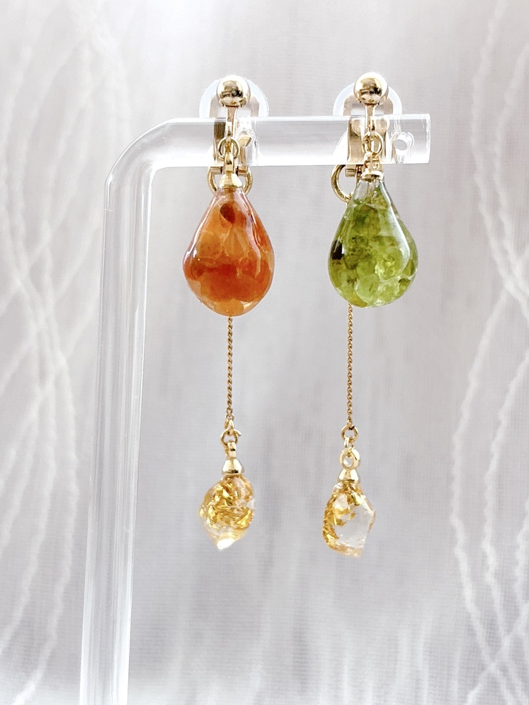 【イヤリング】オレンジとグリーンの天然石ゆらゆら耳飾り