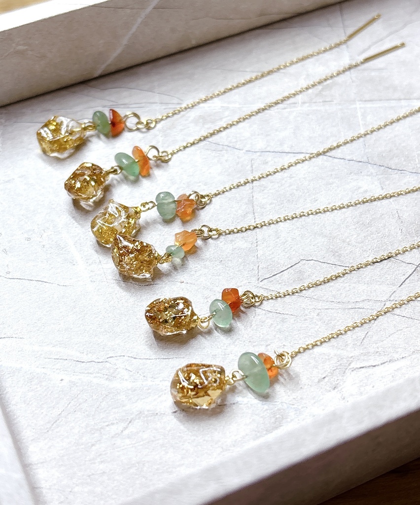 オレンジとグリーンの天然石ゆらゆらアメリカンピアス