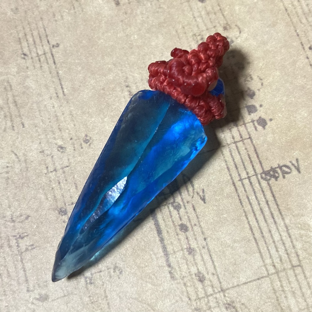 【ハンドメイド】レジン　矢尻型マクラメネックレストップ