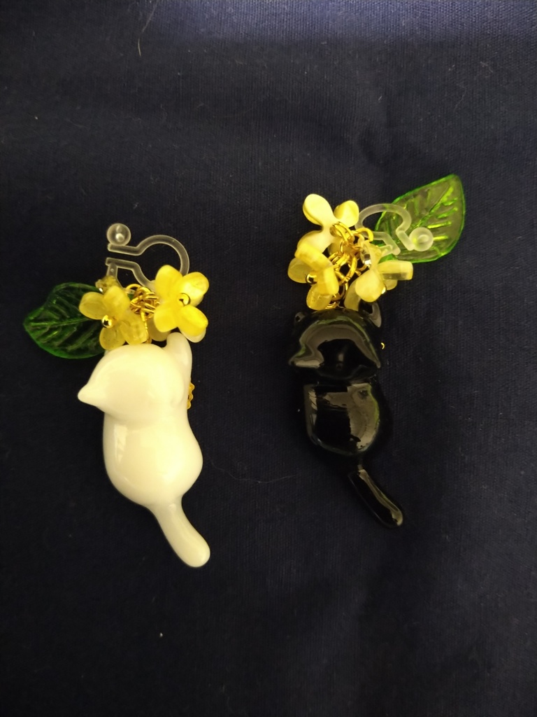 白黒猫のノンホールピアス　金木犀