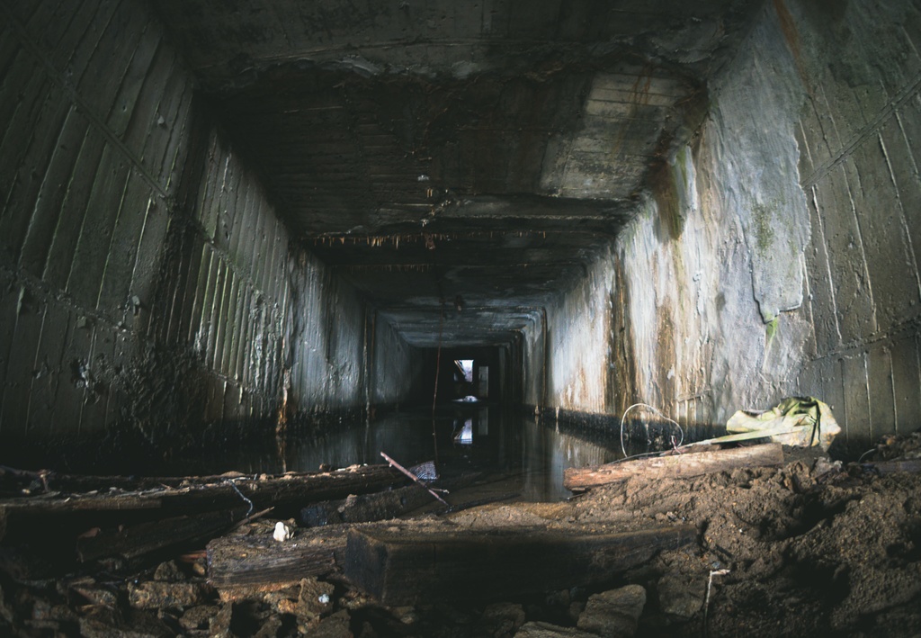 "何か"がいる排水路 | 30分 睡眠用ホラーBGM