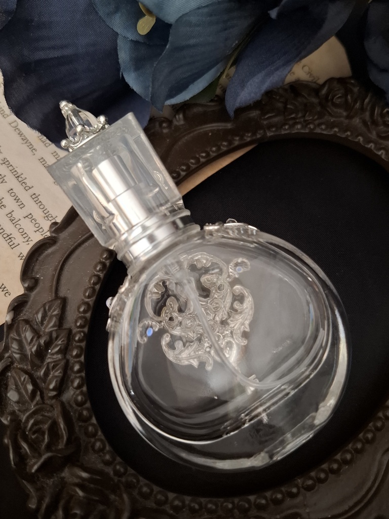 Aliceの香り立つ庭の鍵(ガラスの香水瓶)