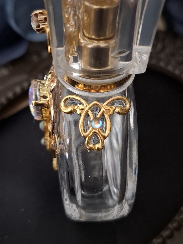 Aliceの香り立つ庭の鍵(ガラスの香水瓶)