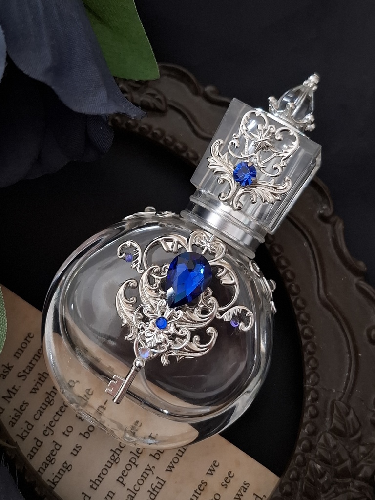 Aliceの香り立つ庭の鍵(ガラスの香水瓶)