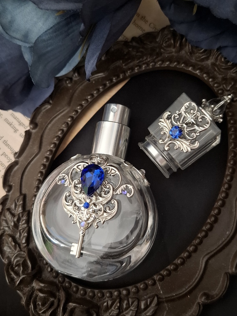 Aliceの香り立つ庭の鍵(ガラスの香水瓶)