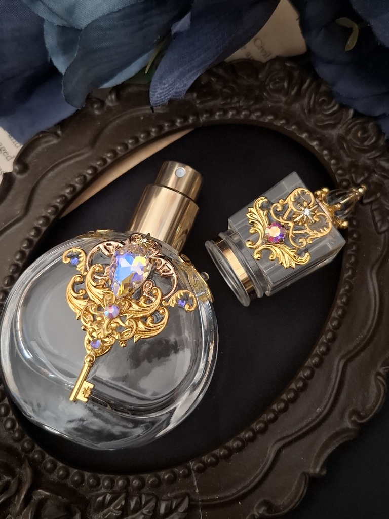 Aliceの香り立つ庭の鍵(ガラスの香水瓶)