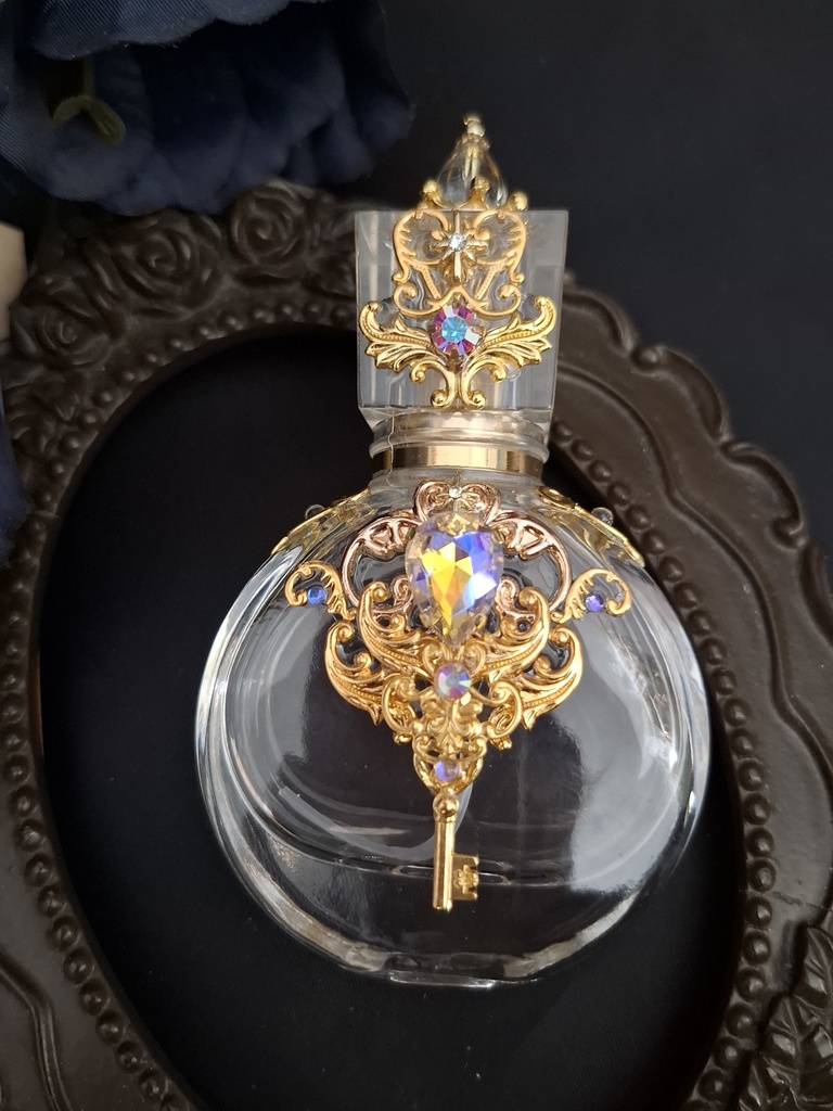 Aliceの香り立つ庭の鍵(ガラスの香水瓶)