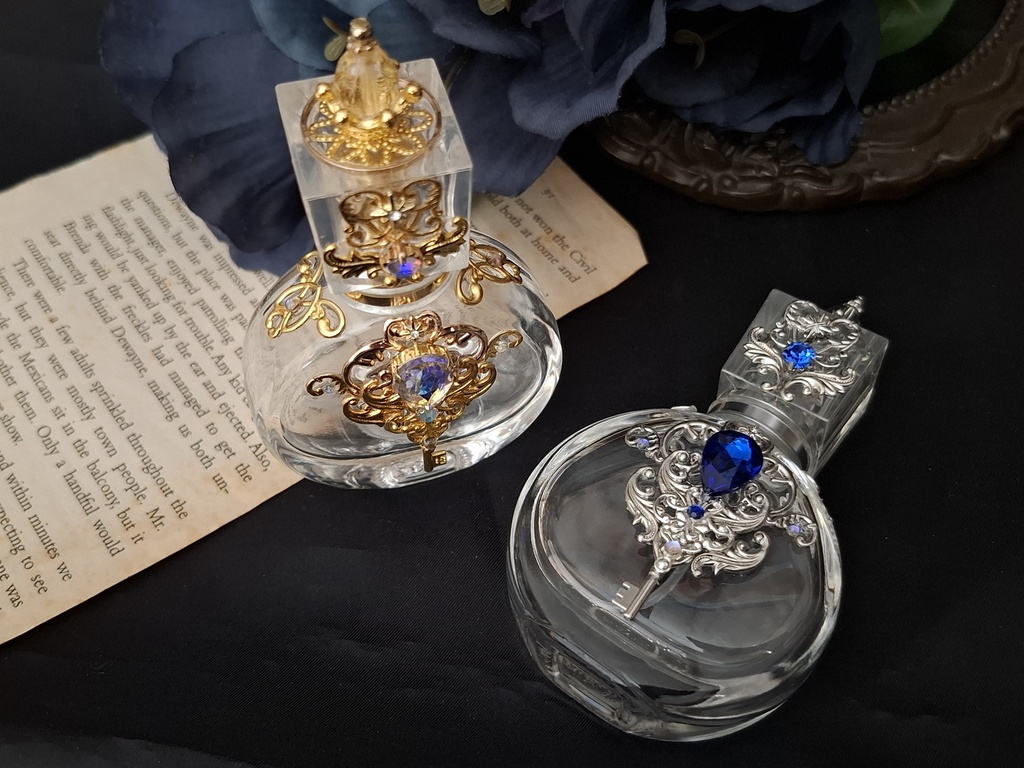 Aliceの香り立つ庭の鍵(ガラスの香水瓶)