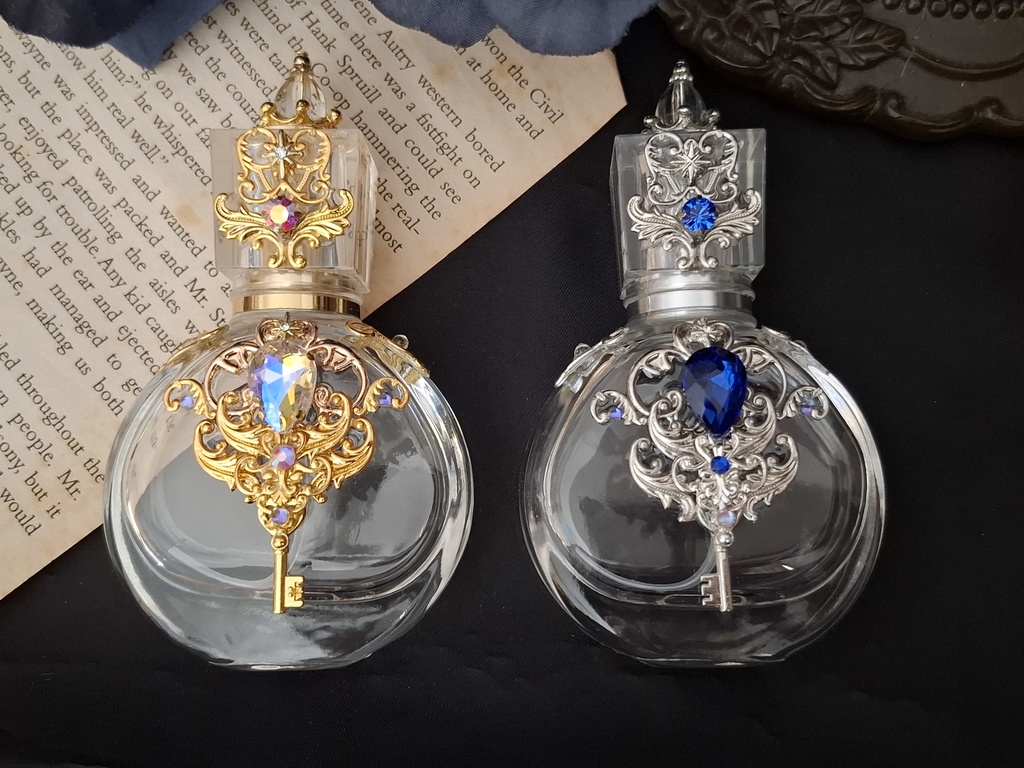 Aliceの香り立つ庭の鍵(ガラスの香水瓶)