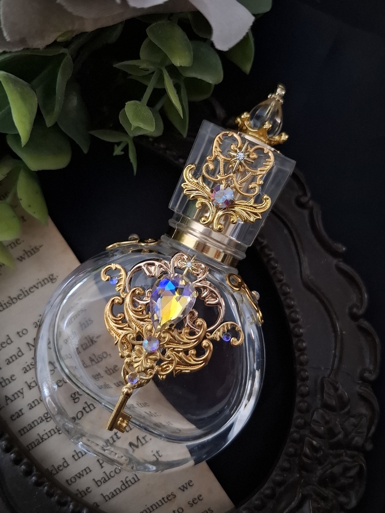 Aliceの香り立つ庭の鍵(ガラスの香水瓶)