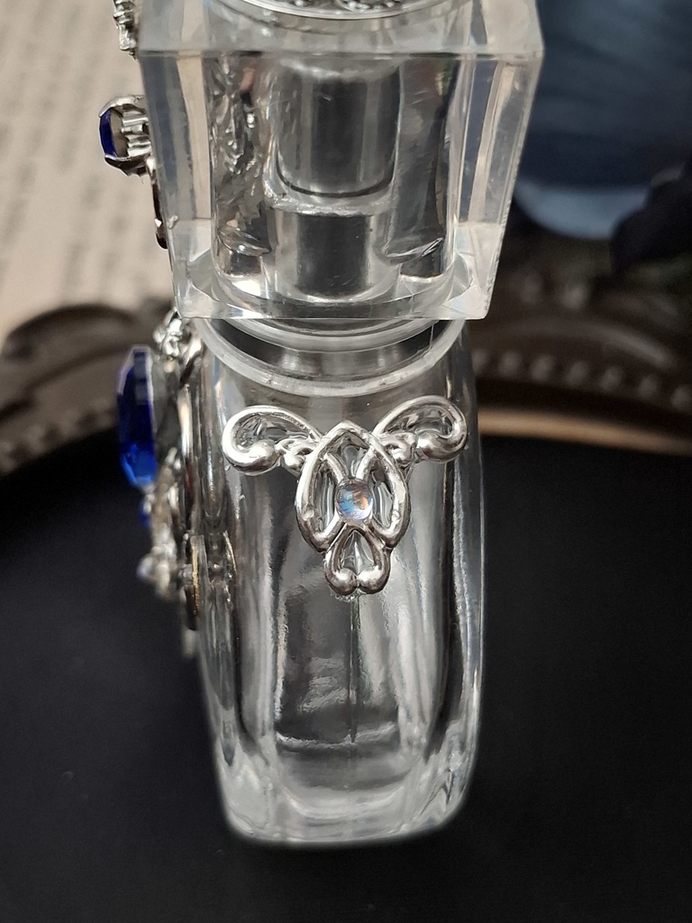 Aliceの香り立つ庭の鍵(ガラスの香水瓶)