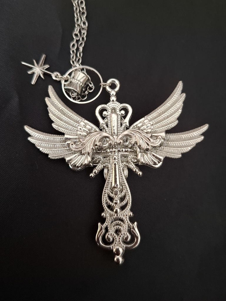 水面に写る祈り(翼とクロスのネックレス)