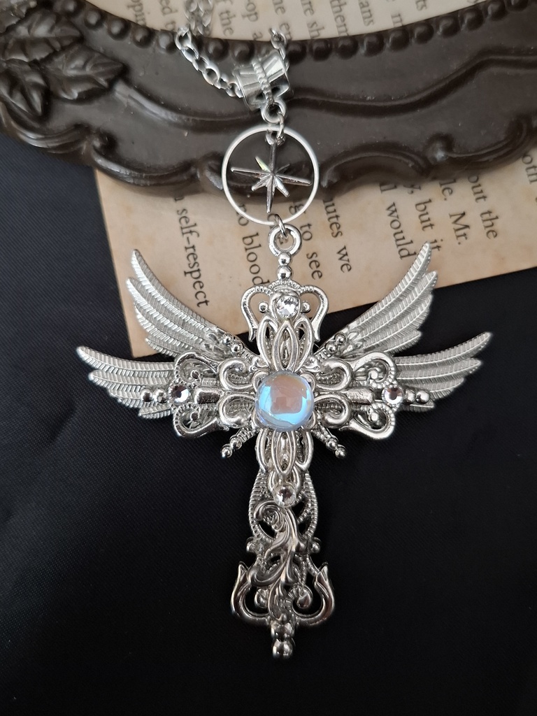 水面に写る祈り(翼とクロスのネックレス)