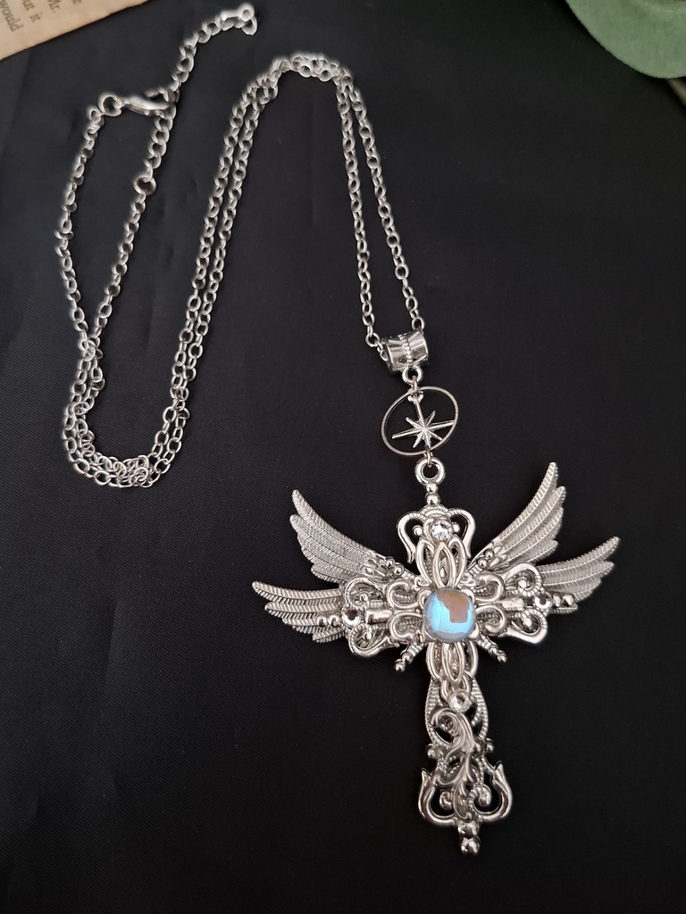 水面に写る祈り(翼とクロスのネックレス)