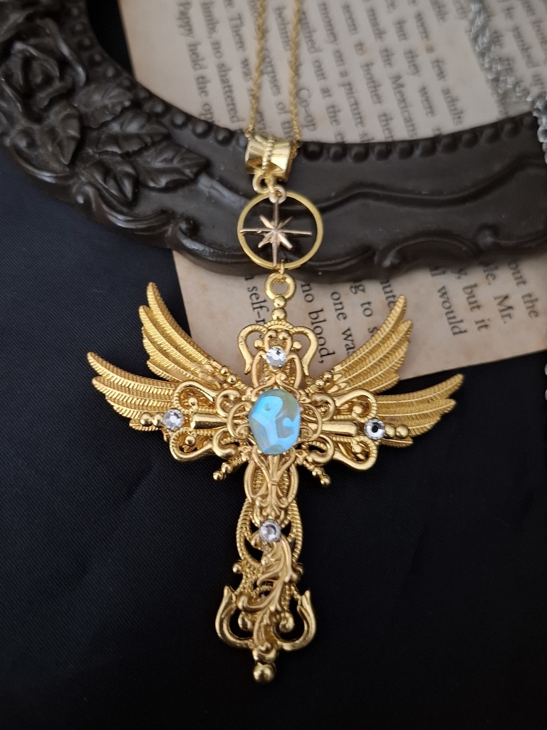 水面に写る祈り(翼とクロスのネックレス)