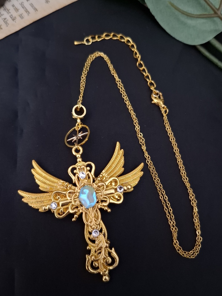 水面に写る祈り(翼とクロスのネックレス)