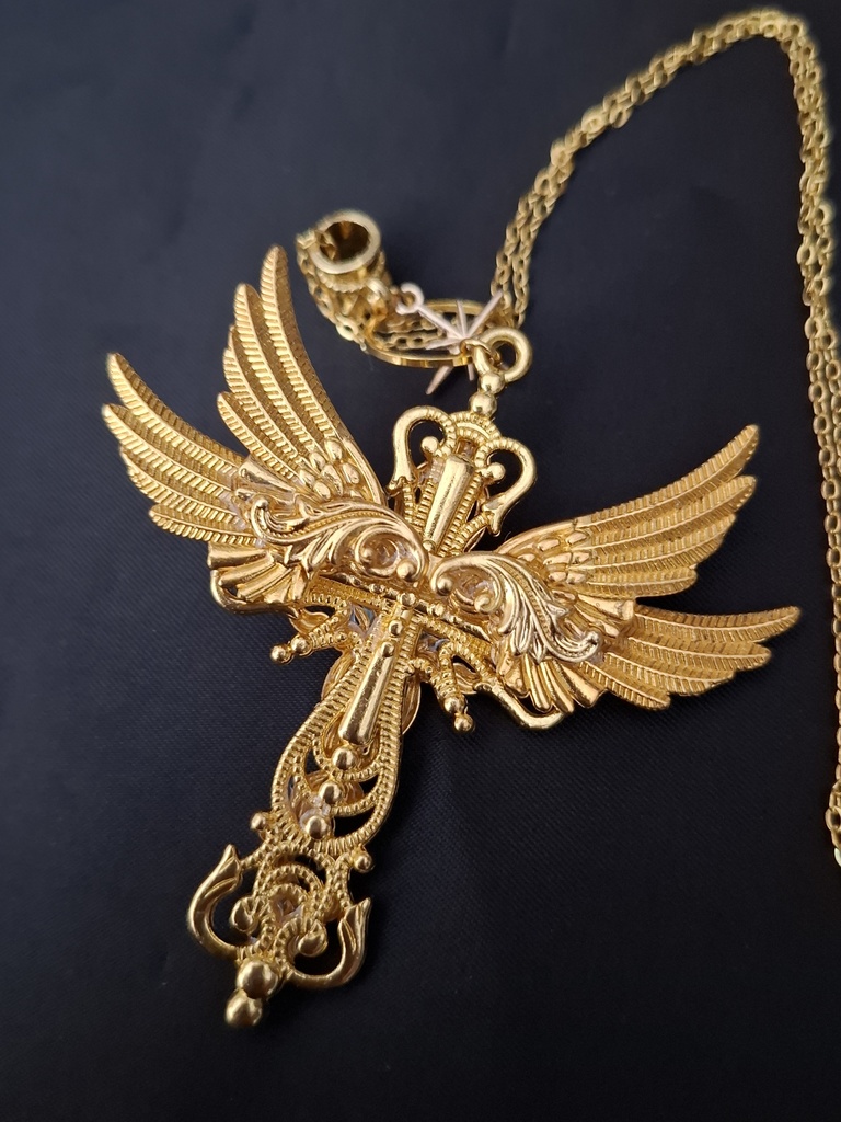 水面に写る祈り(翼とクロスのネックレス)