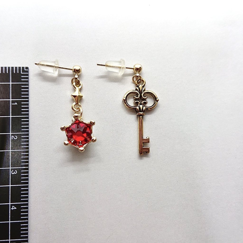 ハーツラビュル寮イメージ 魔法石とマジカルキー風のピアス/イヤリング