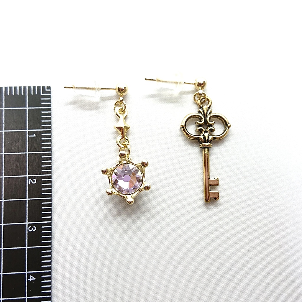 オクタヴィネル寮イメージ 魔法石とマジカルキー風のピアス/イヤリング