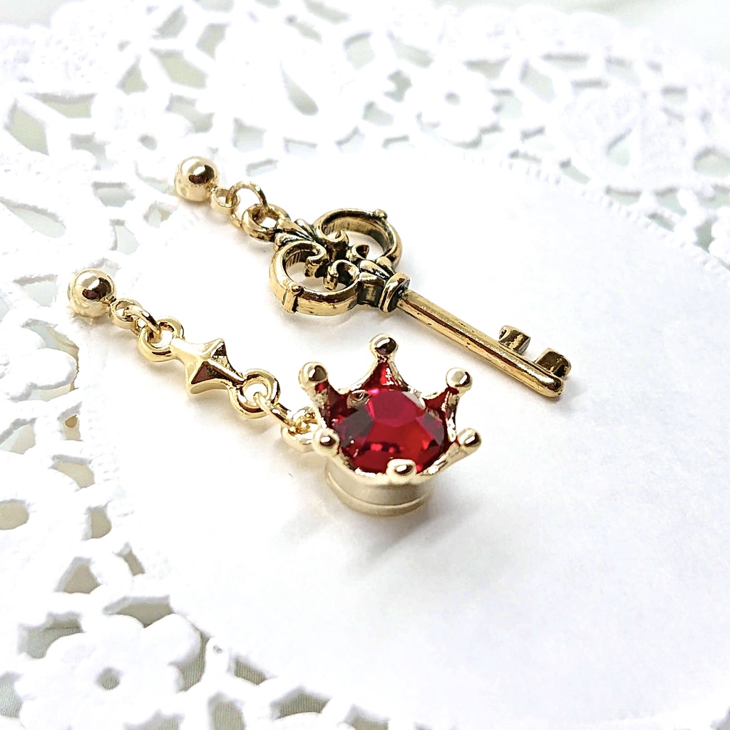 スカラビア寮イメージ 魔法石とマジカルキー風のピアス/イヤリング