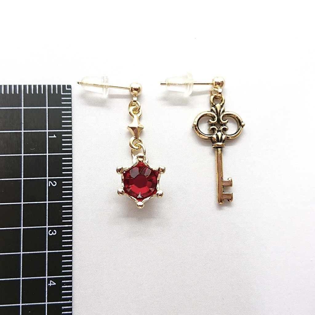 スカラビア寮イメージ 魔法石とマジカルキー風のピアス/イヤリング