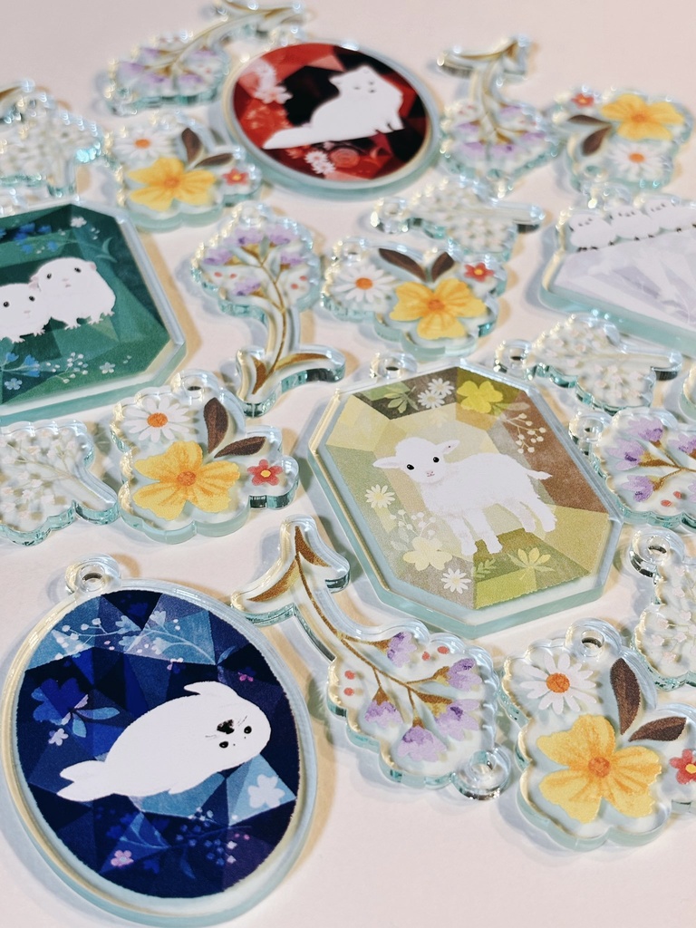 宝石と白い動物たちのアクリルキーホルダー