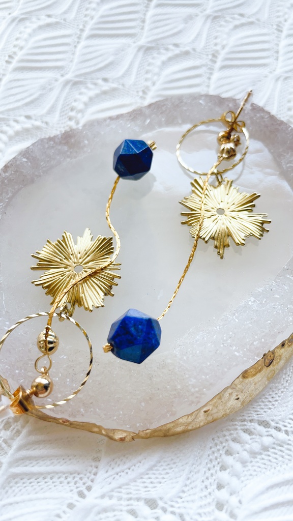 後光とラピスラズリの耳飾り