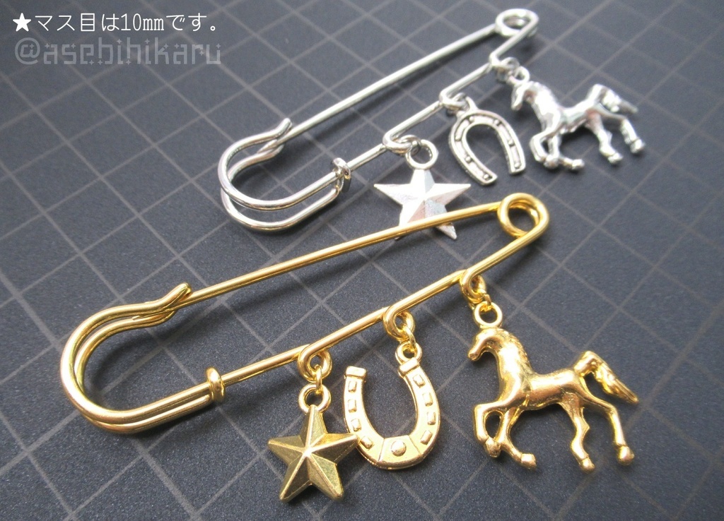 チャーム3個付き☆カブトピンブローチ