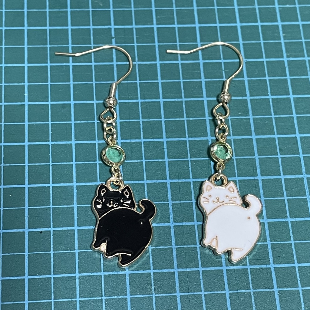 振りむきにゃんこのピアス