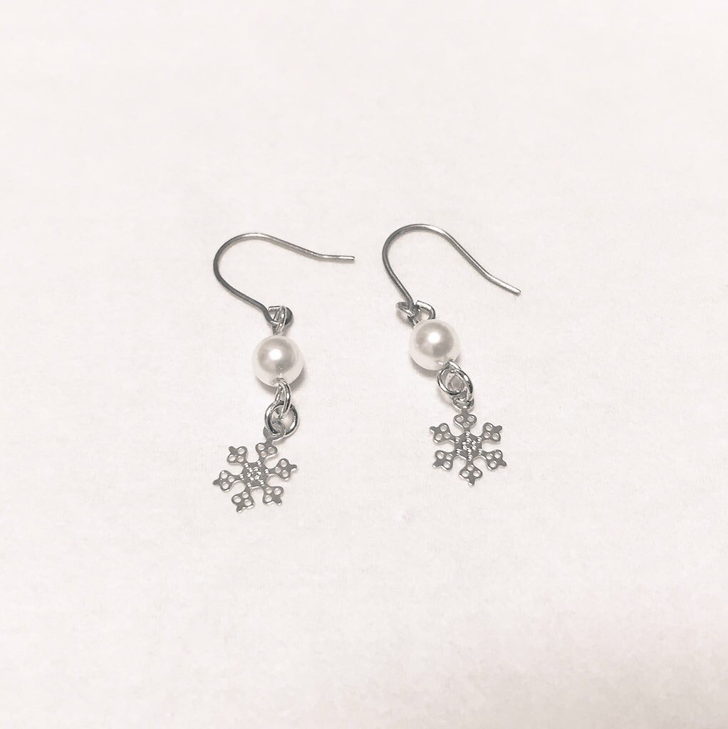 ハンドメイド 星と雪の結晶 ピアス 🎄雪の結晶ピアスの作り方/Snowflake earrings - YouTube