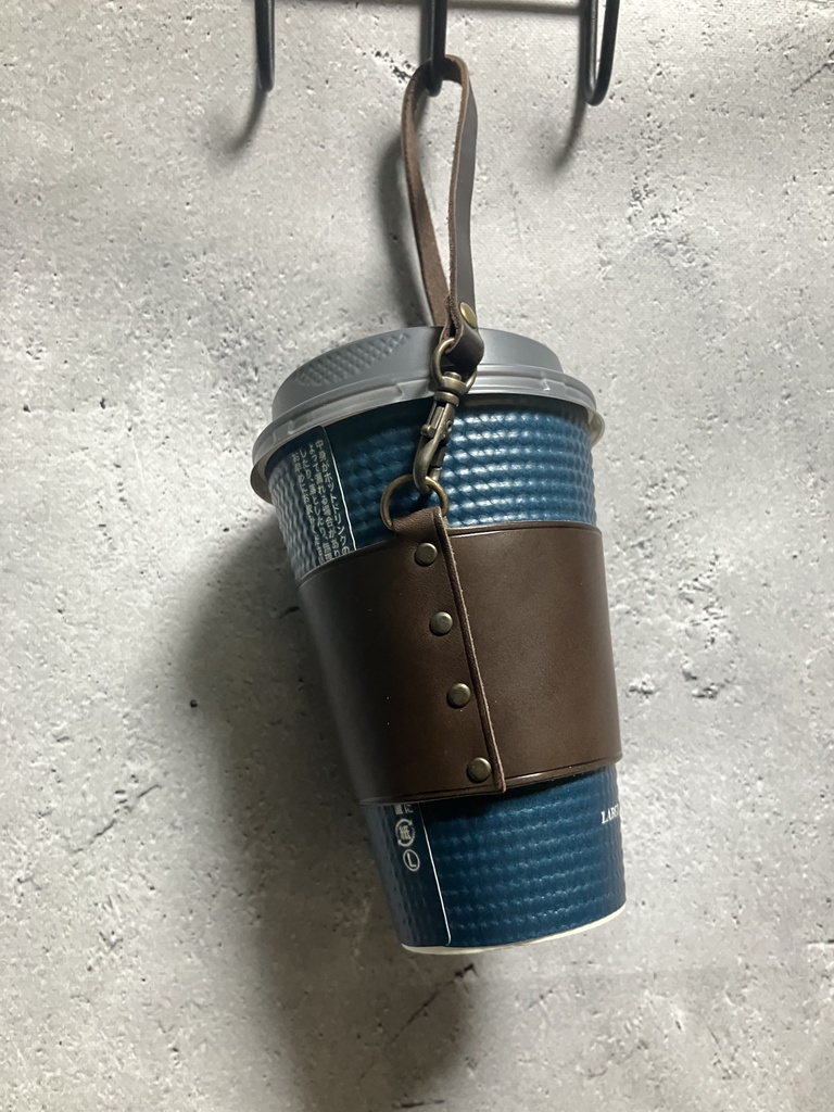 本革のストラップつきカップホルダー【M/焦茶】