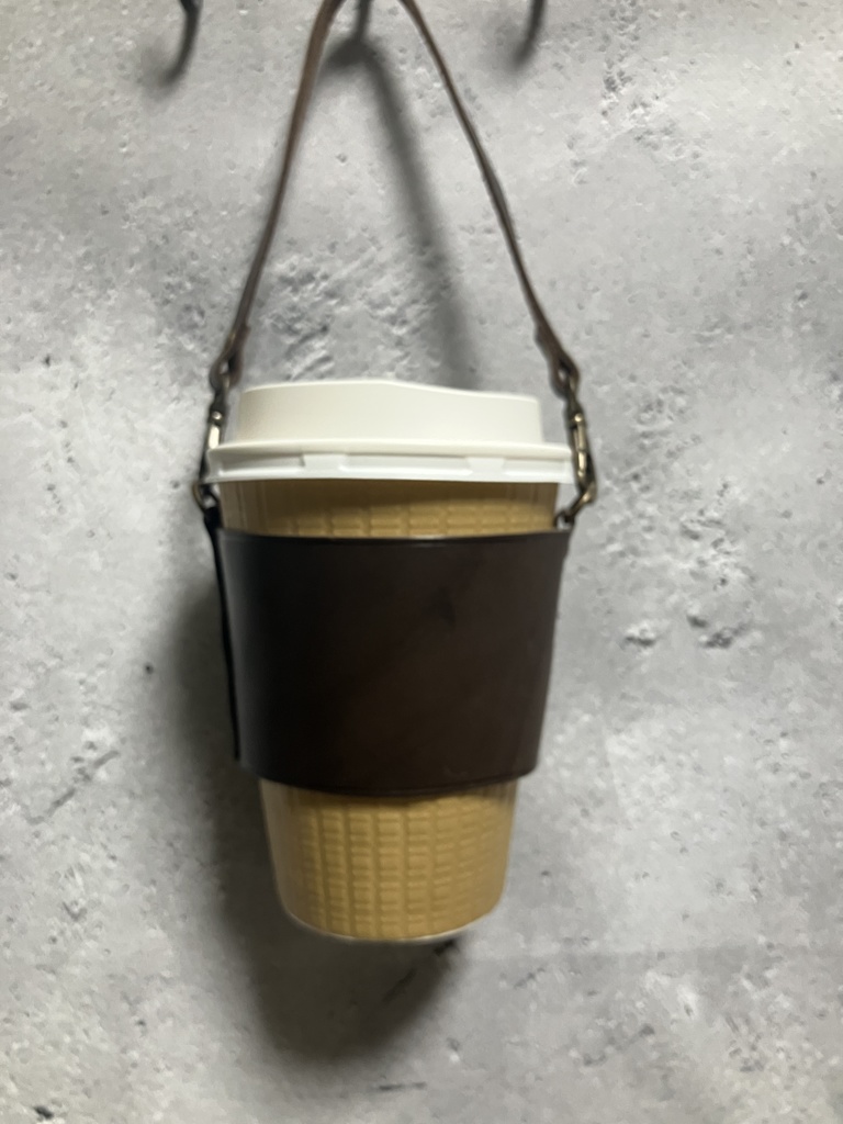 本革のストラップつきカップホルダー【M/焦茶】