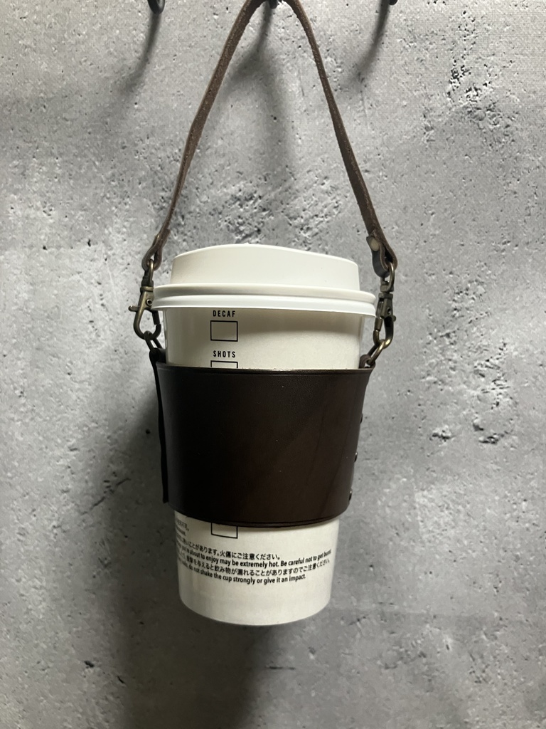 本革のストラップつきカップホルダー【M/焦茶】
