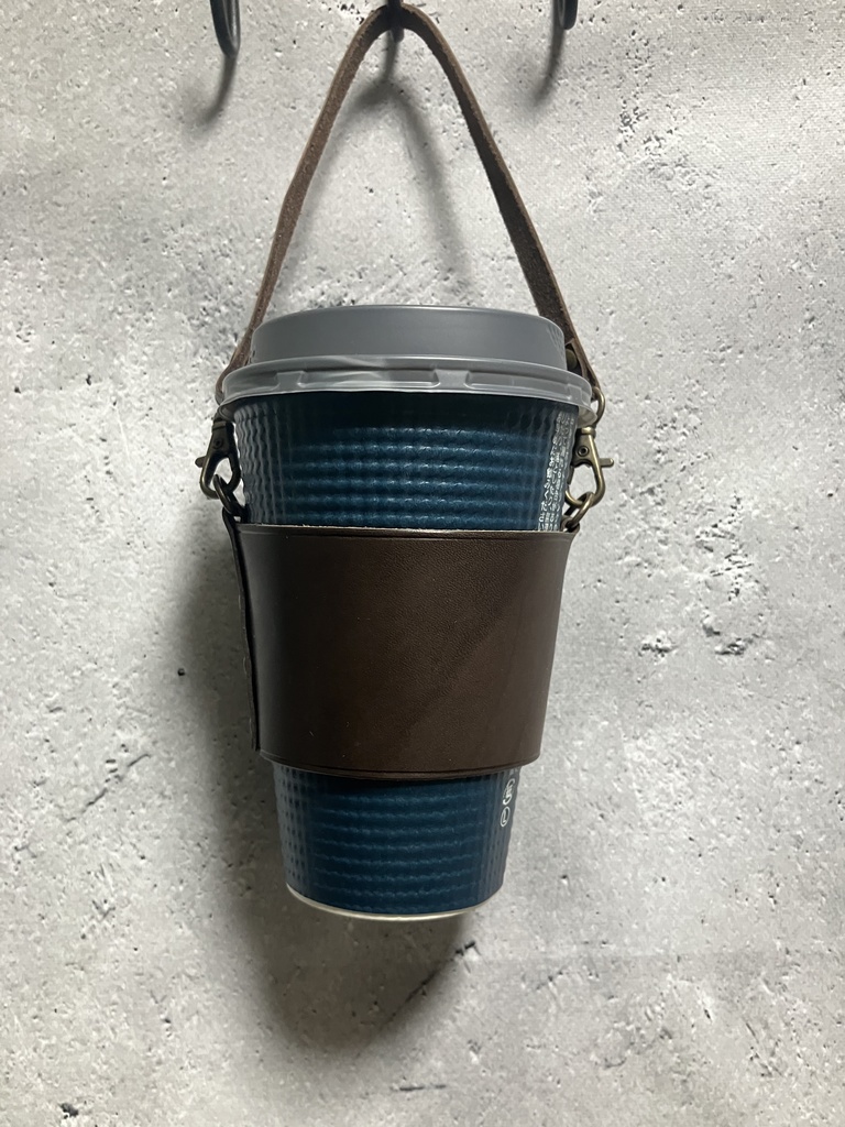 本革のストラップつきカップホルダー【M/焦茶】