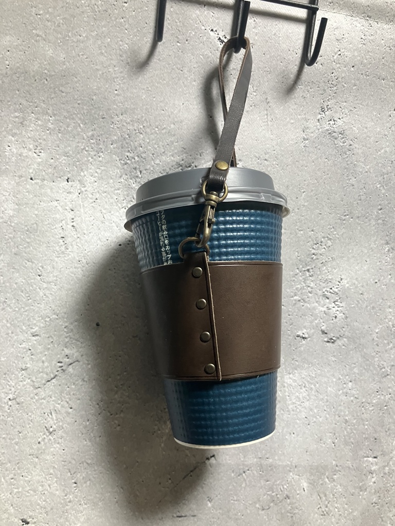 本革のストラップつきカップホルダー【M/焦茶】
