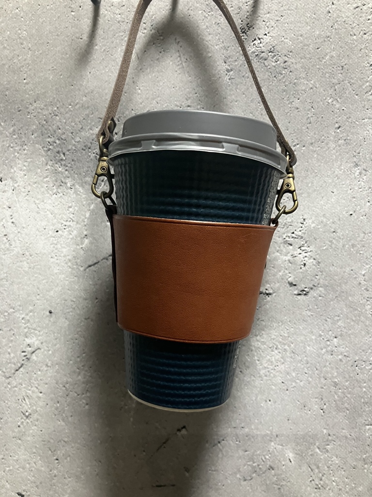 本革のストラップつきカップホルダー【M/茶】