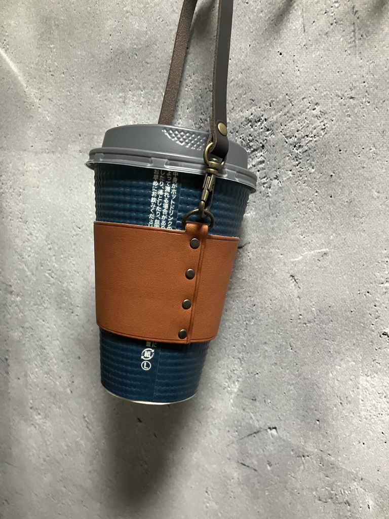 本革のストラップつきカップホルダー【M/茶】