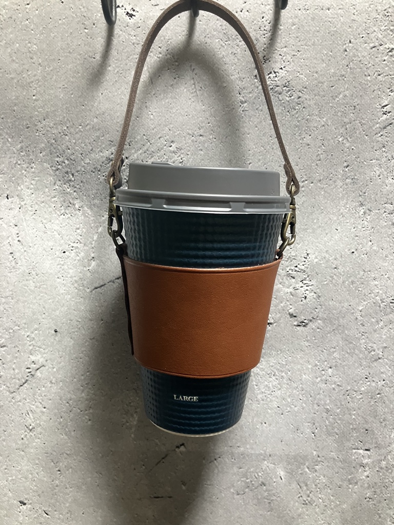 本革のストラップつきカップホルダー【M/茶】